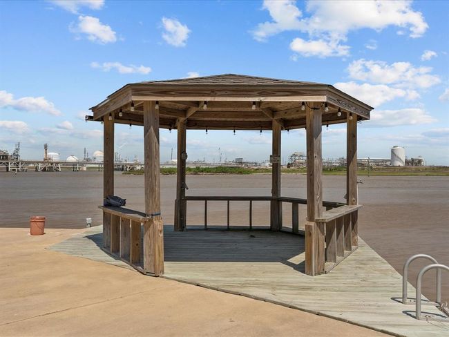 There is a gazebo type structure near the slip and ICW | Image 34
