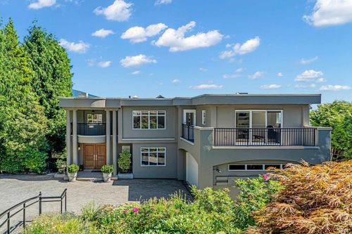 574 St Andrews Pl, West Vancouver, BC, V7S1V8 | Card Image