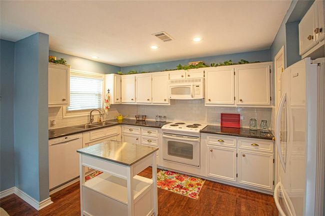 330 Holiday Ln, House other with 3 bedrooms, 2 bathrooms and 4 parking in Coldspring TX | Image 5