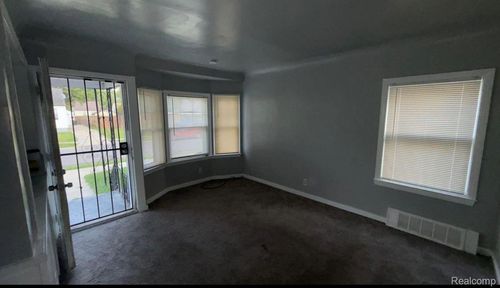 6387 Warwick St, Detroit, MI, 48228-3936 | Card Image