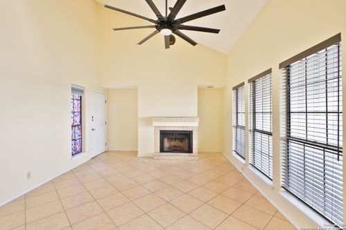 apt-706-6100 Woodlake Pkwy, San Antonio, TX, 78244-1423 | Card Image