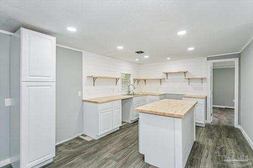 5496 Wales Ave, Pensacola, FL, 32526-2147 | Card Image