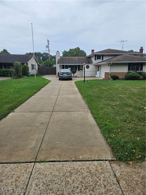 25185 Fawn Dr, North Olmsted, OH, 44070-1258 | Card Image