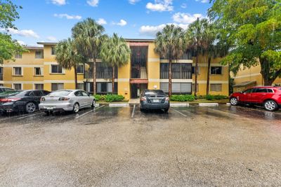 208 - 3021 N Oakland Forest Dr, Condo with 2 bedrooms, 1 bathrooms and null parking in Oakland Park FL | Image 1