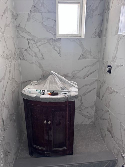 7015 66th St, Glendale, NY, 11385-6515 | Card Image