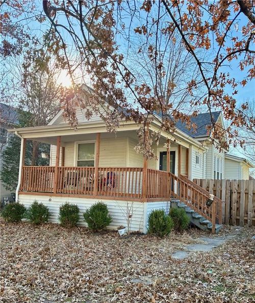 7 Ottawa St, Paola, KS, 66071-1931 | Card Image