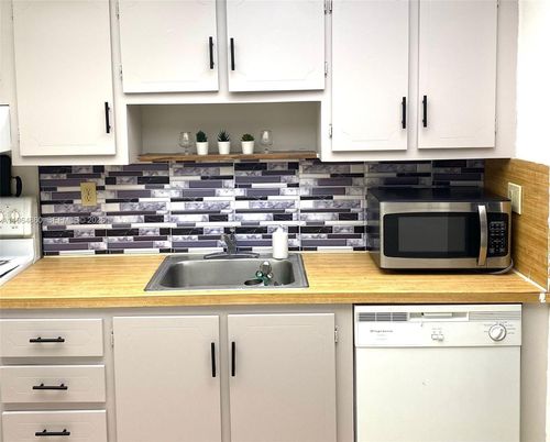 306-240 Lakeview Dr, Weston, FL, 33326-1039 | Card Image