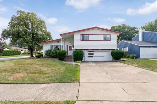 1111 Jackie Ln, Mayfield Heights, OH, 44124-1822 | Card Image