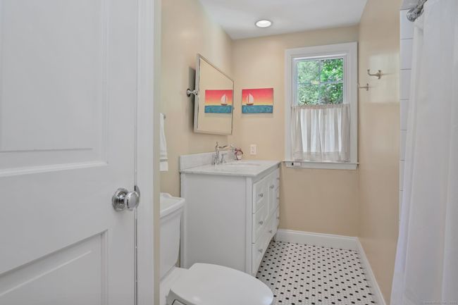 Hall Bathroom | Image 26