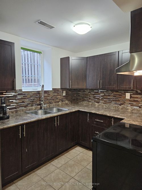 bsmt-178 Keffer Cir, Newmarket, ON, L3X1R9 | Card Image