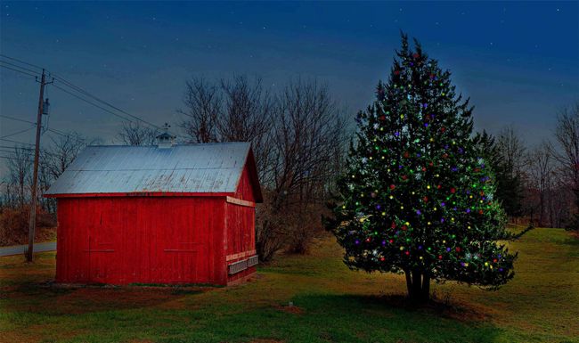 View of barn with electricity. Great for hobbyists or a buisness. | Image 25