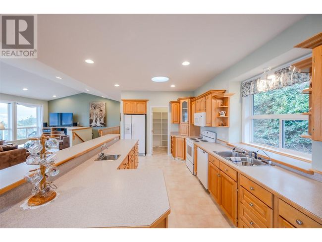 19409 Mcdougald Rd, House other with 3 bedrooms, 2 bathrooms and 2 parking in Summerland BC | Image 6