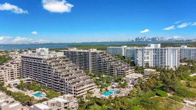 322 - 201 Crandon Blvd, Condo with 2 bedrooms, 2 bathrooms and null parking in Key Biscayne FL | Image 1