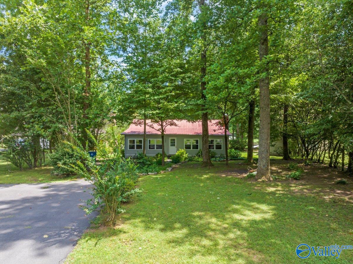 Malibu Cir, Scottsboro, AL 35769