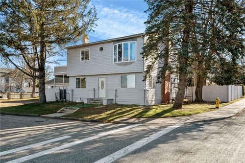 16 Courtway St, Narragansett, RI, 02882-3611 | Card Image