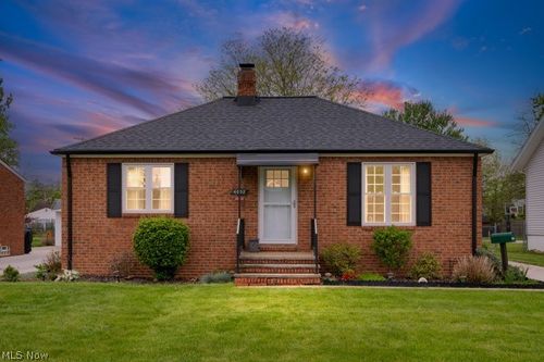 4052 W 223rd St, Fairview Park, OH, 44126-1016 | Card Image