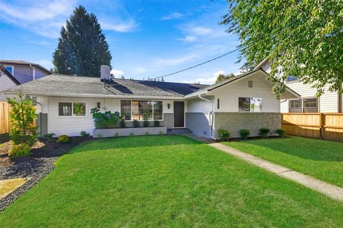 325 Se Andrews St, Issaquah, WA, 98027-3415 | Card Image