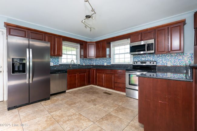 4173 Middle Rd, House other with 3 bedrooms, 2 bathrooms and null parking in Trenton NC | Image 4