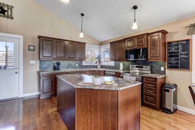 610 Greene Close, Home with 4 bedrooms, 3 bathrooms and 4 parking in Drumheller AB | Image 8