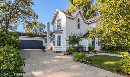 124 Oakland St, Milford, MI, 48381-2372 | Card Image