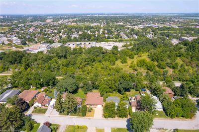 10 Dundas Cres, House other with 4 bedrooms, 2 bathrooms and 3 parking in Saint Catharines ON | Image 2