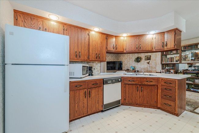 14-Kitchen- All Appliances Included | Image 14