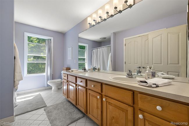 Full bathroom upstairs for other bedrooms | Image 41