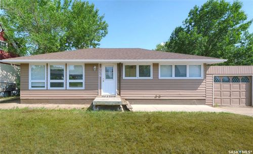 736 Saskatchewan St W, Moose Jaw, SK, S6H2T7 | Card Image