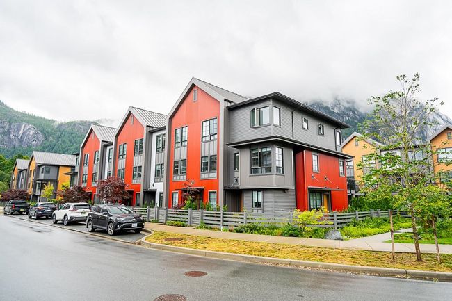 1351 Marinaside Place, Townhouse with 3 bedrooms, 3 bathrooms and 3 parking in Squamish BC | Image 4