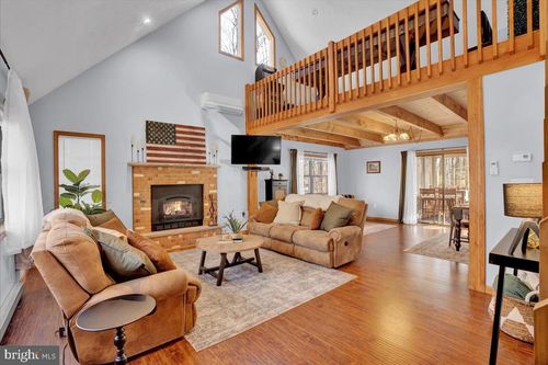 122 Big Bass Dr, Gouldsboro, PA, 18424-8949 | Card Image