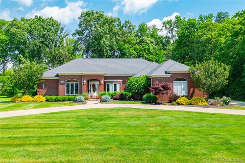 8454 Grays Dr, Grosse Ile, MI, 48138-1593 | Card Image