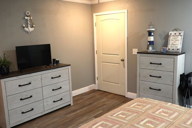 Masterbd bathroom door view | Image 10