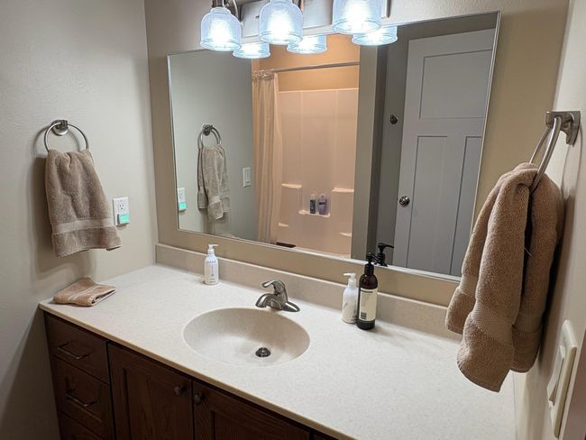 Full Bath | Image 12