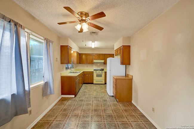 5010 David Scott Dr, House other with 3 bedrooms, 2 bathrooms and null parking in Kirby TX | Image 11
