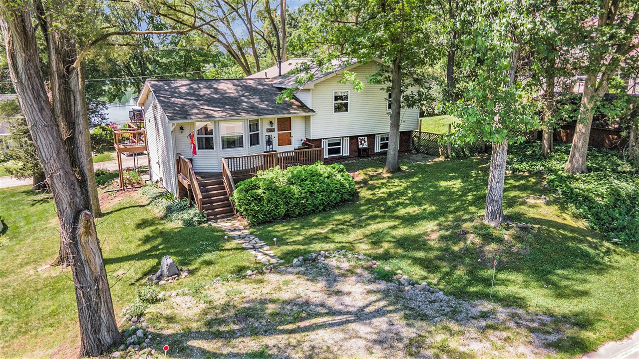 Langley Dr, Pinckney, MI 48169