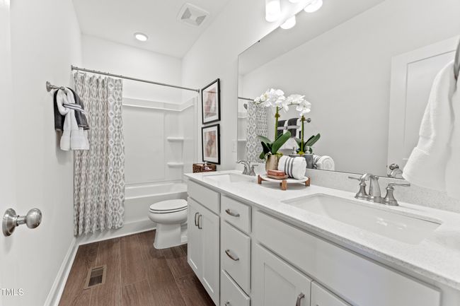 RAL_WAI_Julianne_Model_Signature B_ hall | Image 21