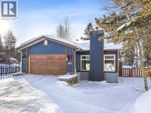 11 Bates Cres, Whitehorse, YT, Y1A4T8 | Card Image