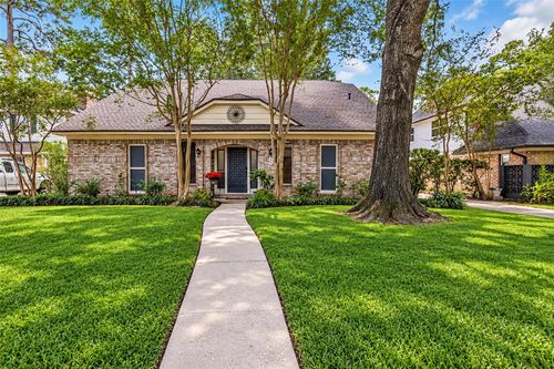 9 Devonshire Dr, Conroe, TX, 77304-2745 | Card Image