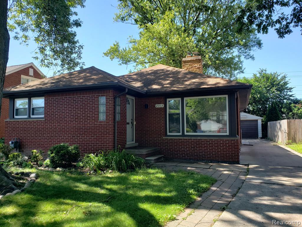 Stanhope St, Grosse Pointe Woods, MI 48236