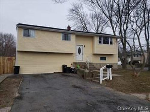 124 10th Ave, Brentwood, NY, 11717-6632 | Card Image