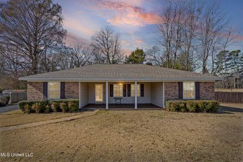 213 Dogwood Ln, Batesville, MS, 38606-9324 | Card Image