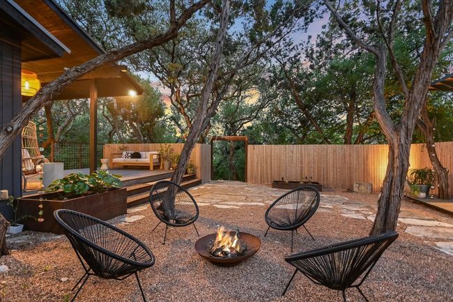 Multiple outdoor seating areas | Image 26