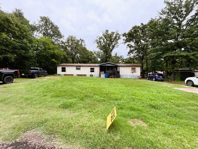 Manufactured / mobile home with a front yard | Image 25