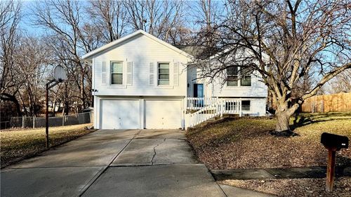 7904 Little Ln, Pleasant Valley, MO, 64068-9186 | Card Image