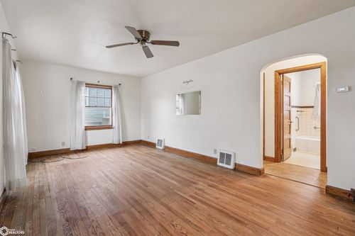 1307 W Church St, Marshalltown, IA, 50158-2526 | Card Image