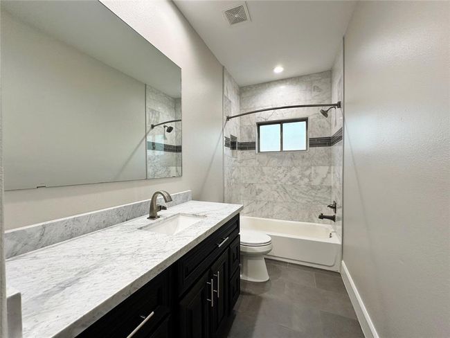 Upstairs Bathroom | Image 23