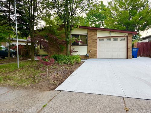 413 Forest St, Westland, MI, 48186-9207 | Card Image