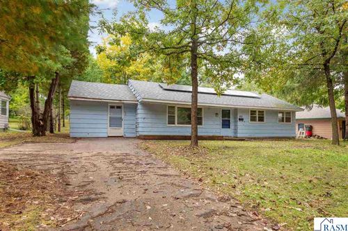 825 Lower Johnson Cir, Saint Peter, MN, 56082-1133 | Card Image
