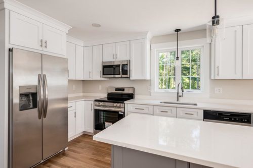 4243 Brown Ave, Manchester, NH, 03103-7008 | Card Image