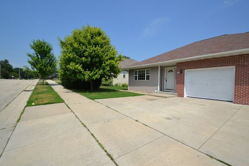 416 Sunset Dr, Hartford, WI, 53027-2352 | Card Image
